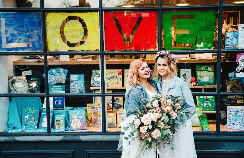 Natural toned bridal bouquets for Sam and Jessica